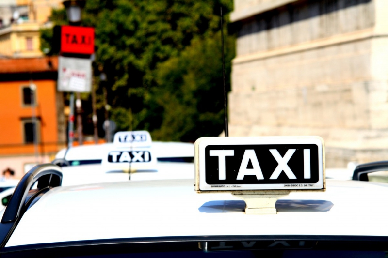 taxis-THEOULE SUR MER-min_taxi_auto_rome_road_white-1051610